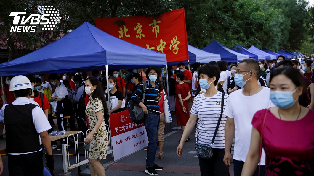 疫情後最大規模群聚 中國千萬學生奔赴高考