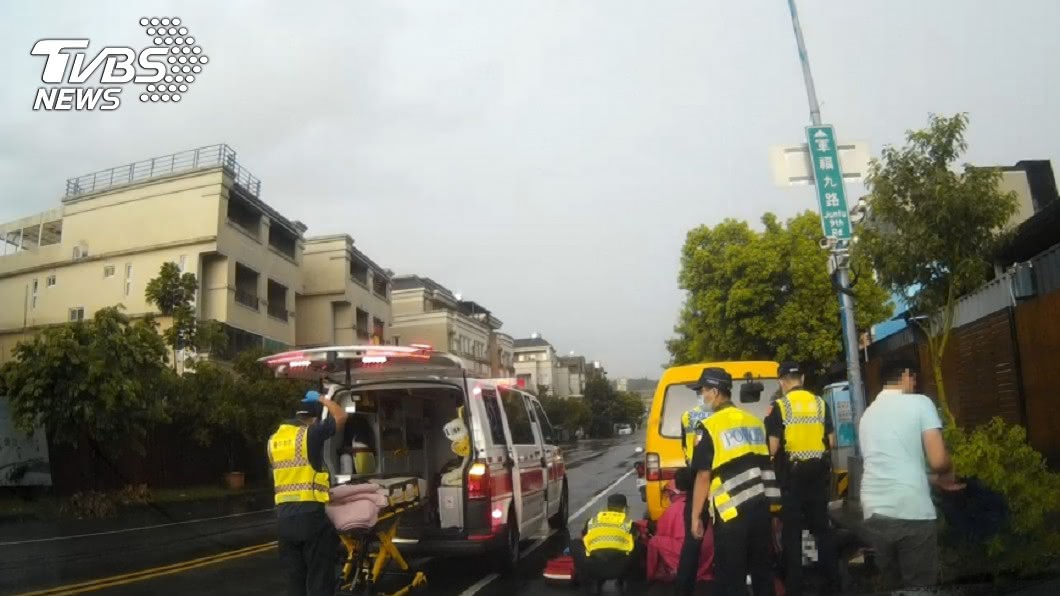 天雨路滑釀禍 懷胎2月孕婦騎機車車禍滑倒卡車底