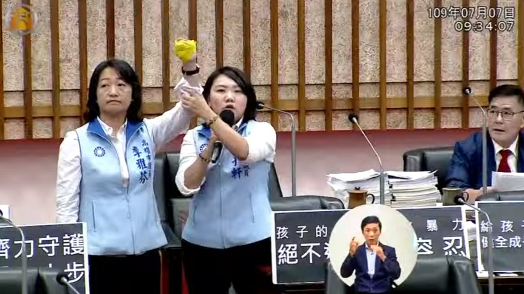 邱于軒(圖右)以議員李雅芬的手示範老師如何涉及不當管教。(圖/翻攝自高雄市議會網站)
