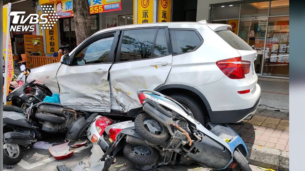 休旅車連環擦撞　女疑誤踩油門整排機車慘遭波及