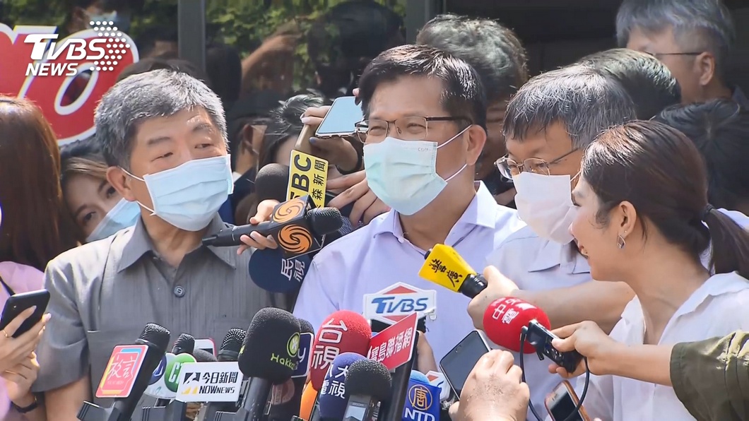 交通部長林佳龍（中）今日被問到國內旅行社傳出裁員和倒閉潮時，他認為尊重市場機制。（圖／TVBS）