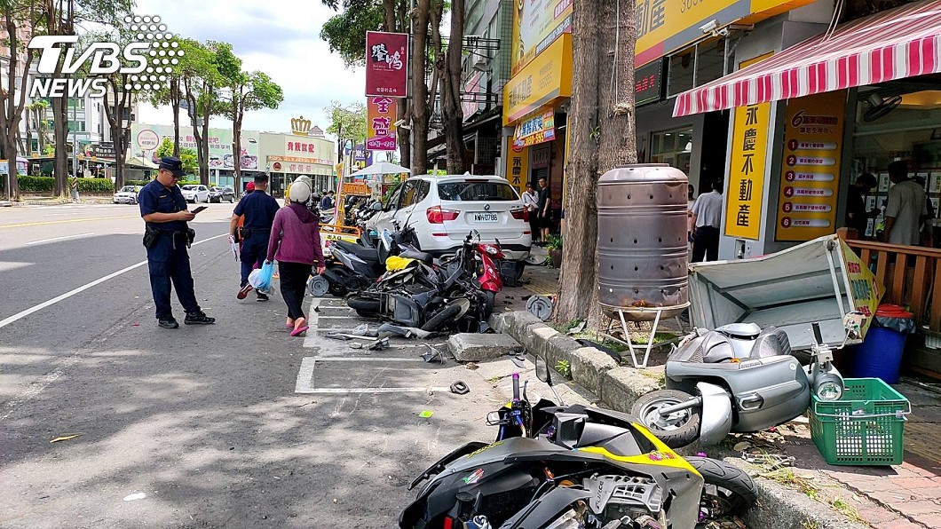 女駕BMW連撞20車…整排機車全倒「車殼碎片噴飛」