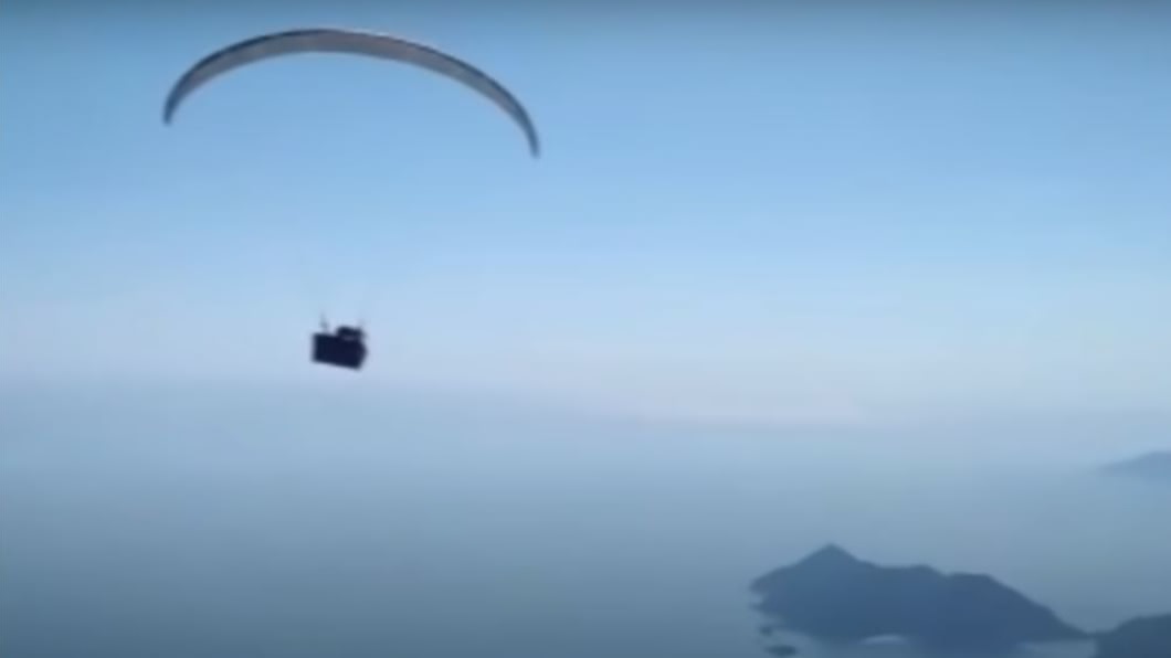 邊滑翔邊看電視! 玩命空中當「沙發馬鈴薯」