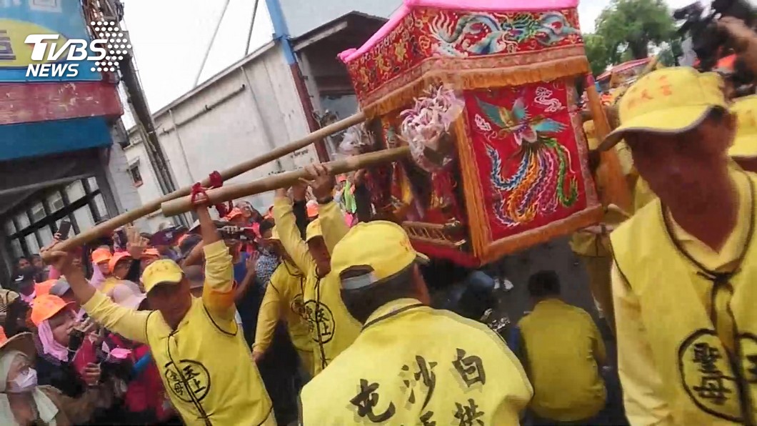 單親母抱癱兒「求活過5歲」跪白沙屯媽祖　4年後顯神蹟