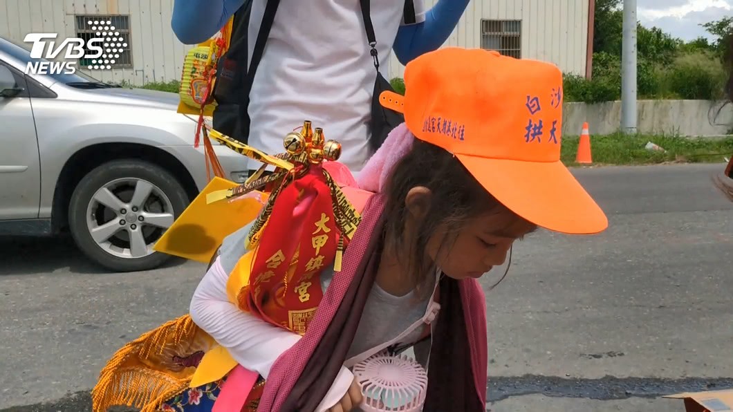 隨白沙屯媽祖進香！6歲女童背願望卡：保佑手術順利