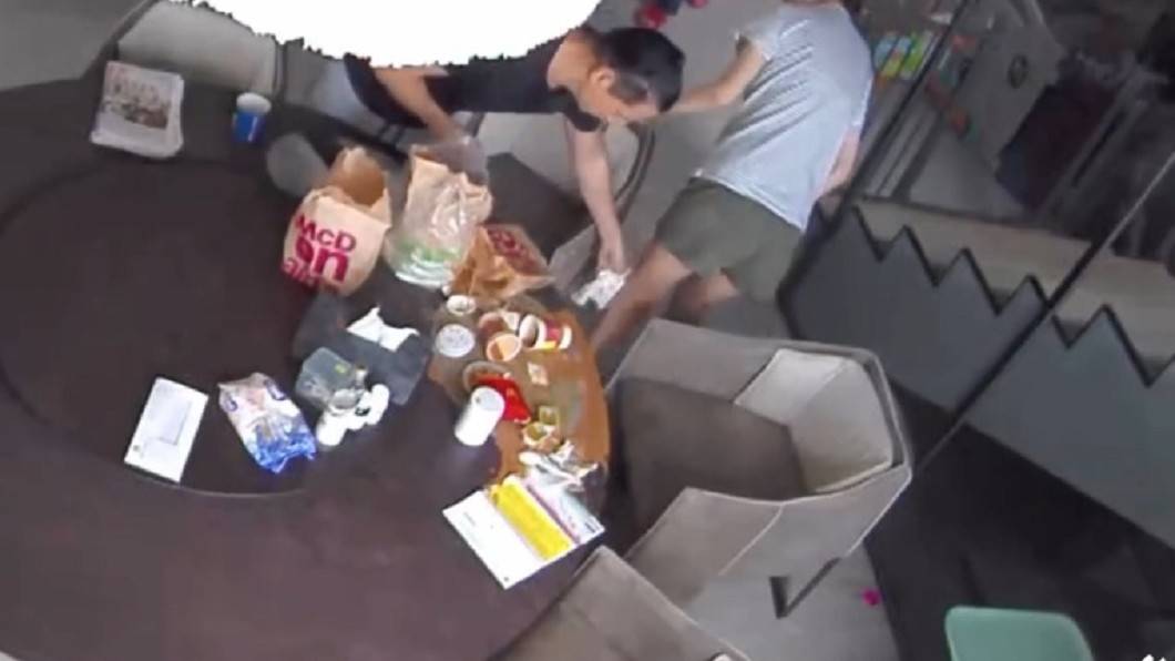 家人急替安以軒擦拭。(圖/翻攝自安以軒微博)