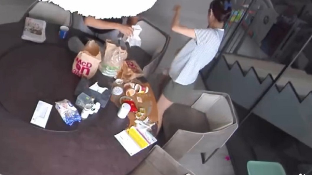 安以軒被燙到當下立刻起身,燙傷留下疤痕。(圖/翻攝自安以軒微博)