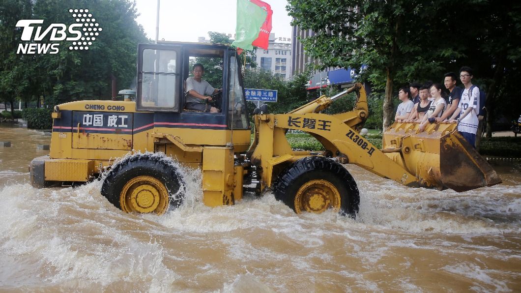 遭暴雨圍困　湖北500學生搭推土機趕赴高考