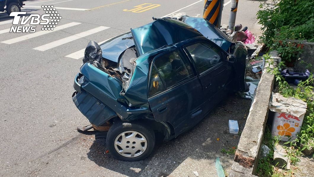 罹癌公車司機疑換藥恍神 路旁轎車慘撞爛成廢鐵