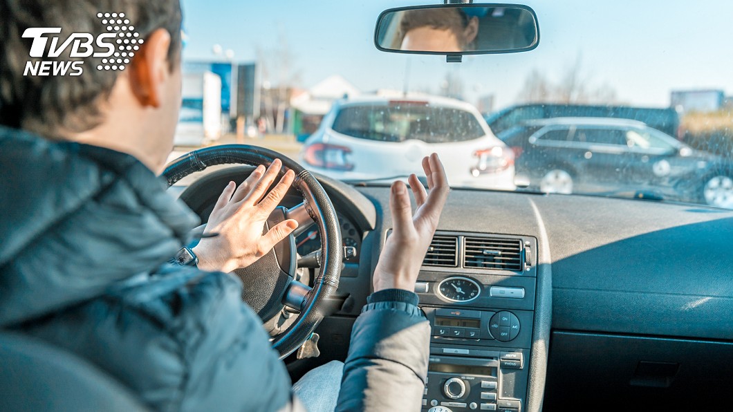 被逼車狂叭！貨車司機嚇停　真相網笑噴：恭喜