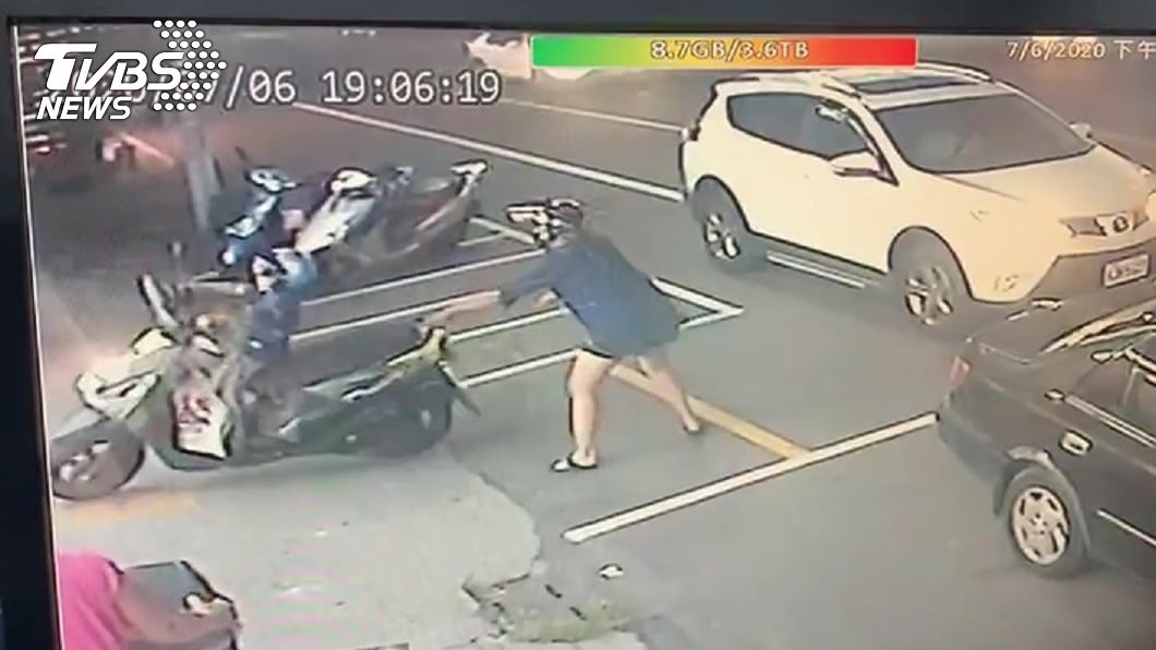 順勢催落!童猛催油門撞超市 母1個move沒攔住