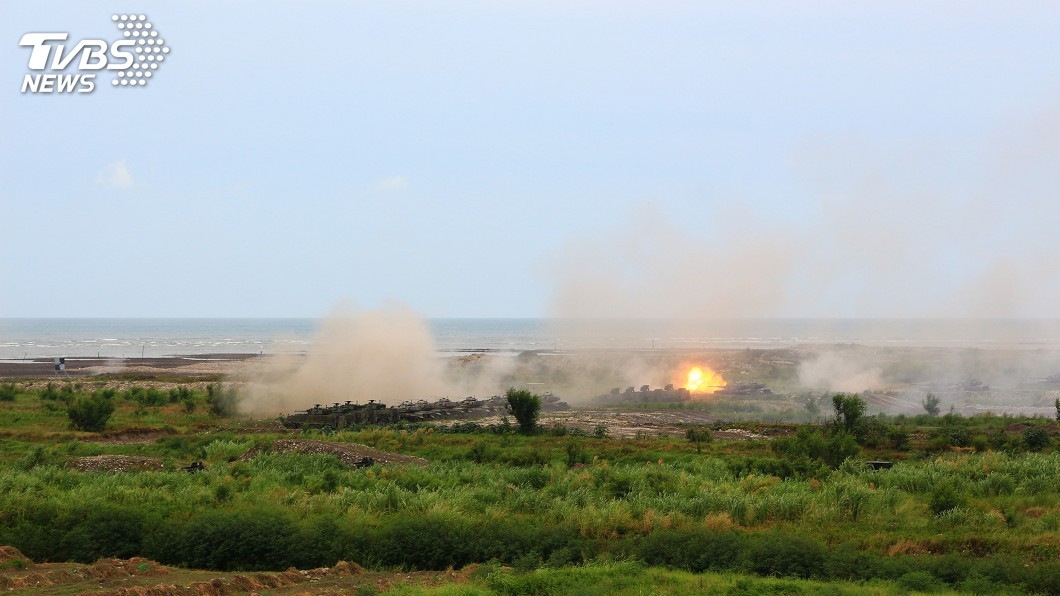 嚴德發視導三軍反登陸實彈操練預演　場面震撼