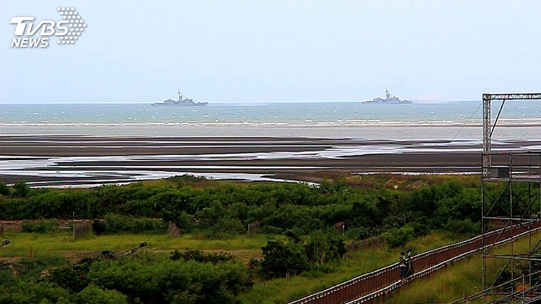 國軍今天在台中甲南海灘,進行三軍聯合反登陸作戰實彈操演預演