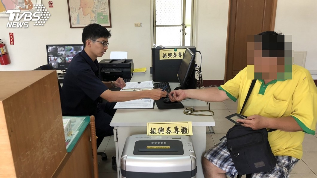 花蓮警助預購三倍券發現拘提犯 辦完就解送