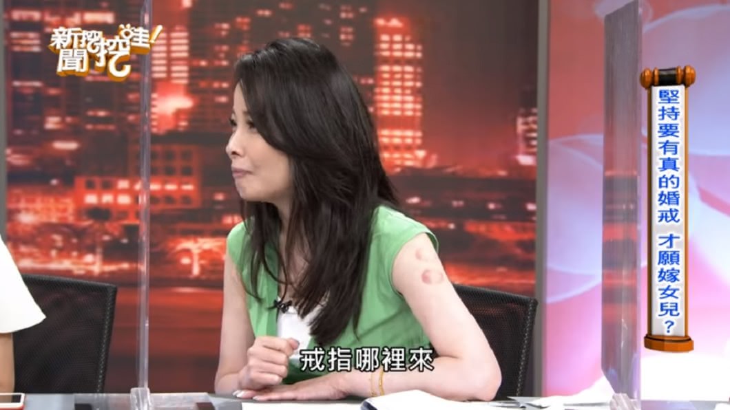 呂文婉透露當年結婚時很窮,遇到最大的難題就是戒指從哪來。(圖/翻攝自YouTube新聞挖挖哇!頻道)
