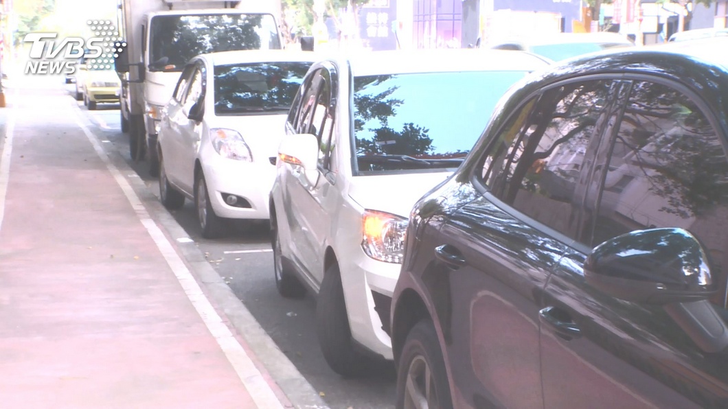 停車格內畫有紅線 男糾結問:到底可不可以停?