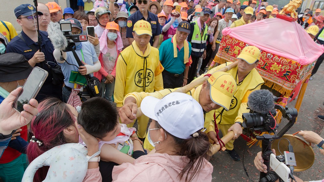 白沙屯媽祖起駕回鑾 母帶癲癇兒跪路旁求賜福