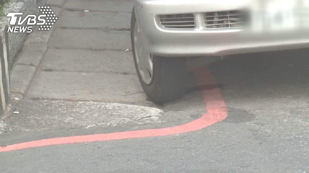 基隆神車逆向違停　「3公分完美貼合」網看全跪了
