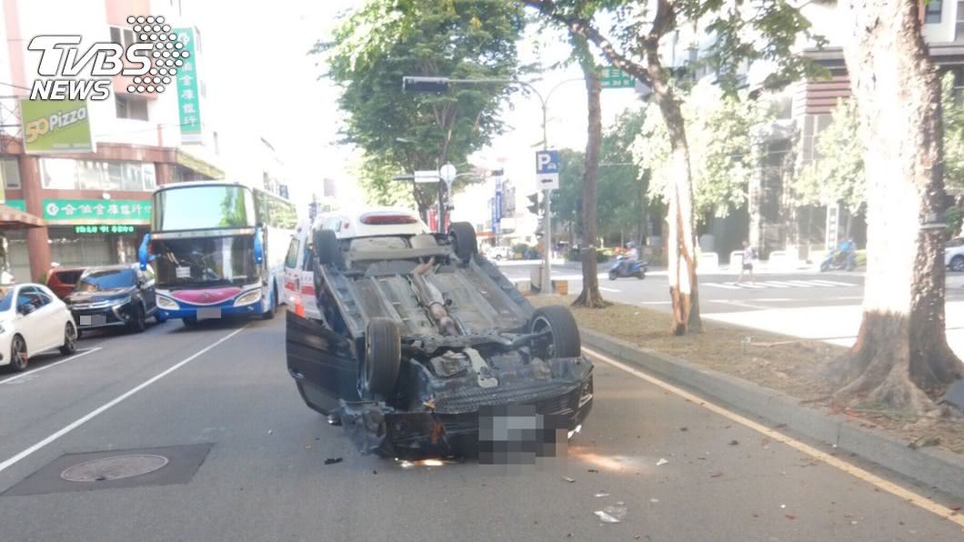 開車接手機撞行道樹翻車 駕駛當場吃罰單