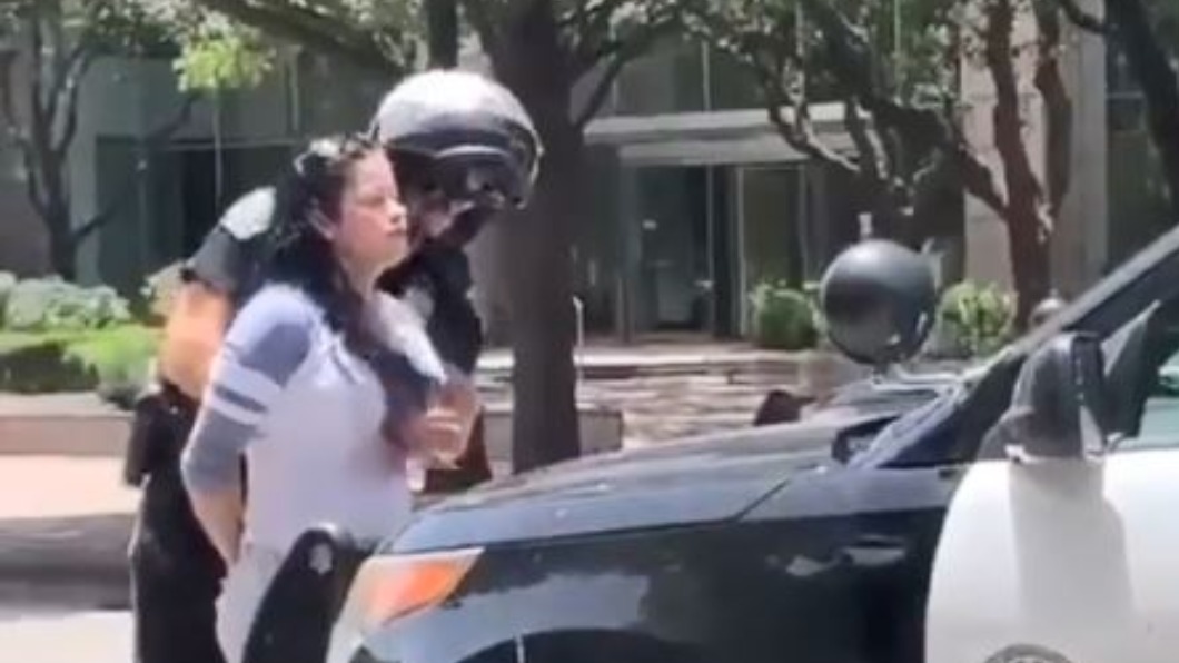 搜查武器?男警伸狼爪 襲胸闖紅燈女子