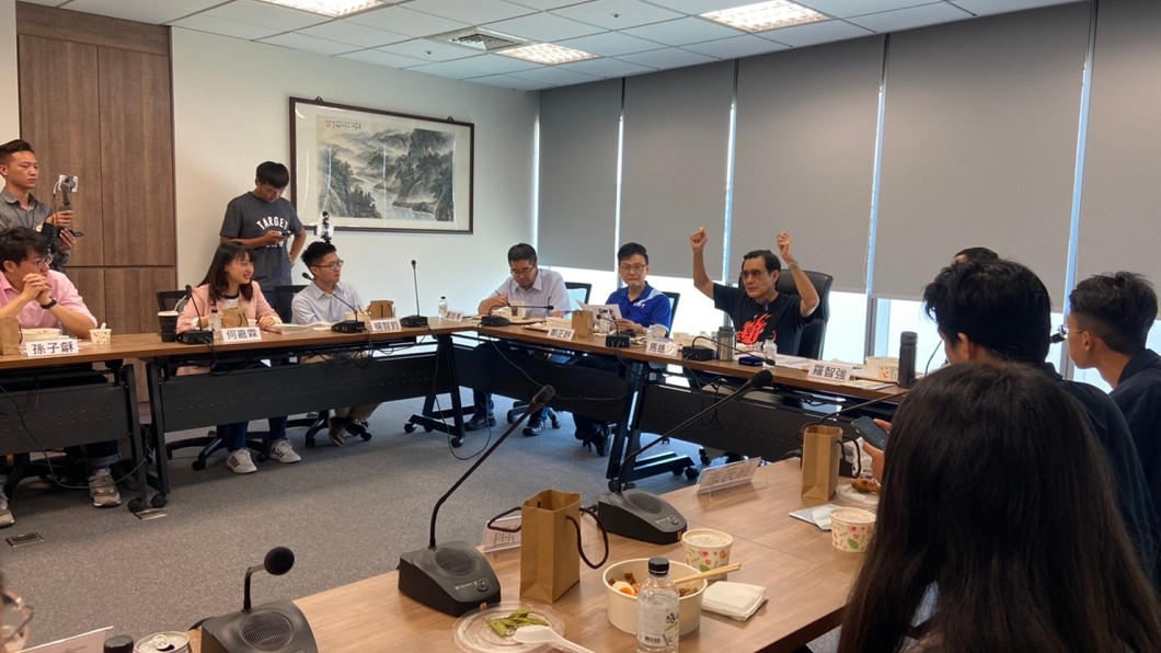 馬英九也發文表示和青年朋友談論許多議題。（圖／翻攝自馬英九臉書）