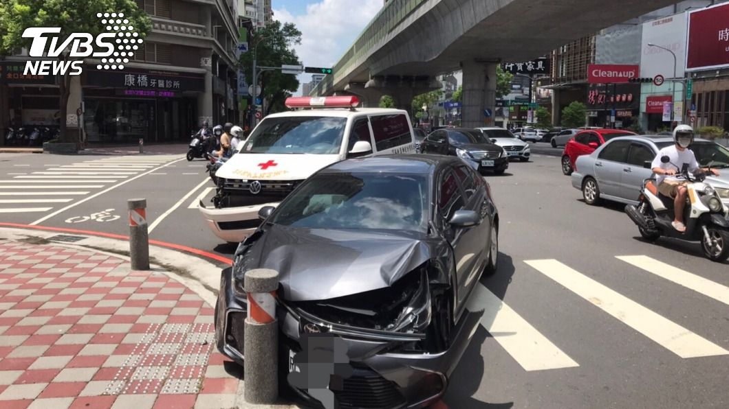 十萬火急!護送9旬病危翁急救 救護車執勤反遭撞