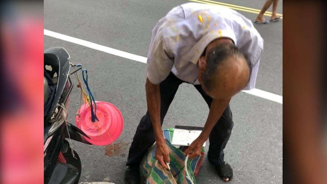 台南老翁菜市場賣芒果遭砸 警方追查偵辦