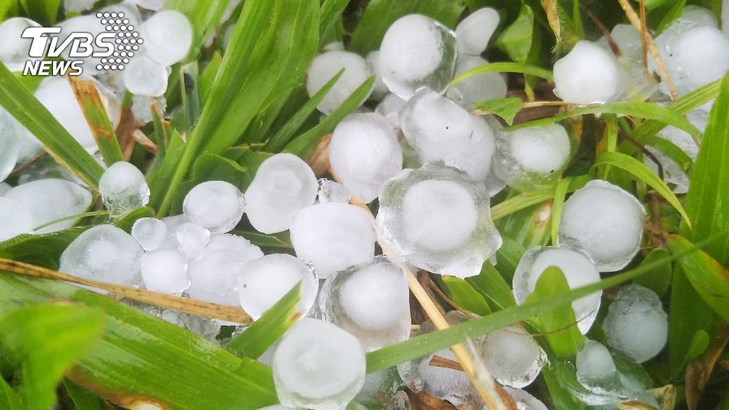 台東嘉明湖降「龍眼大冰雹」　氣象局：慎防雷擊劇烈降雨