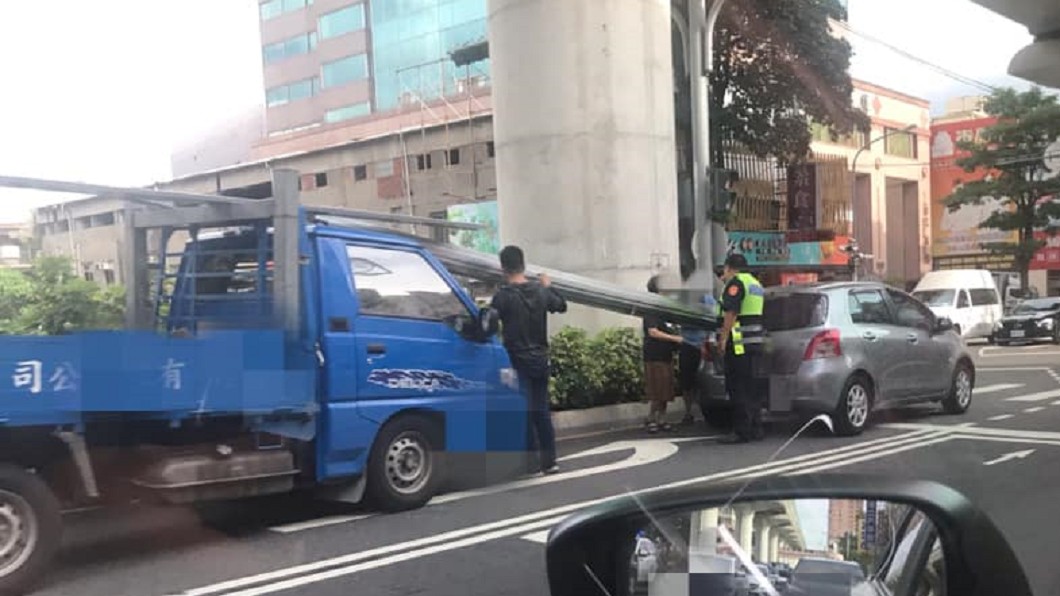 絕命終結站?貨車「鐵管」未綁妥 疑急煞插入小客車