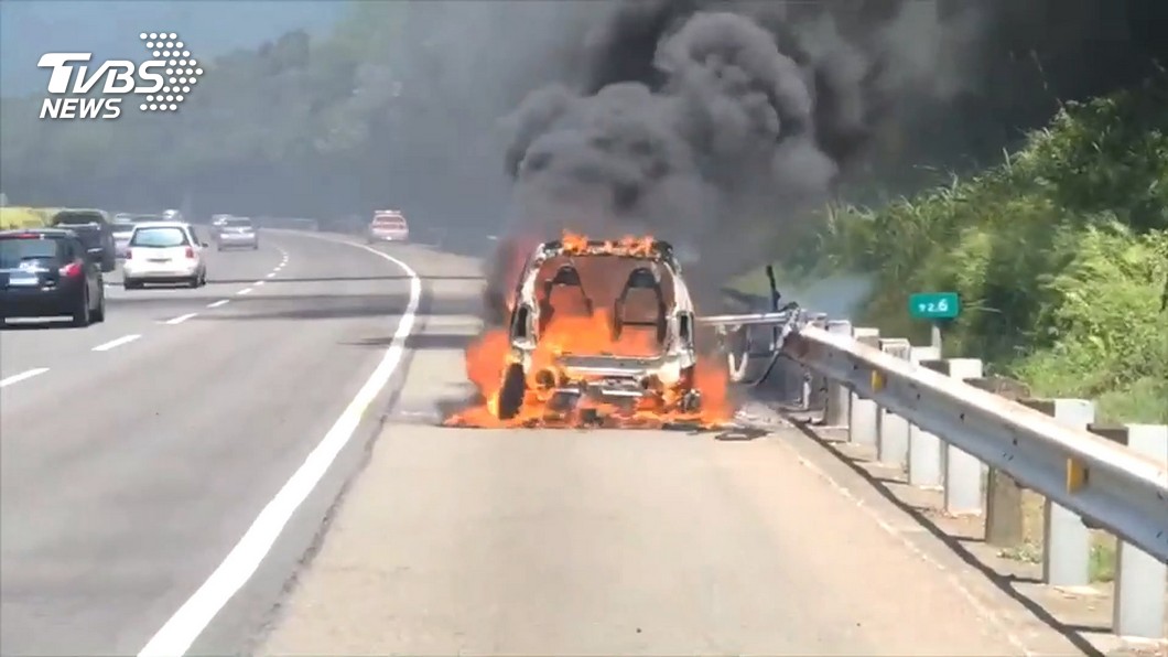開車突聞「燒焦味」 停靠國道路肩竟自燃