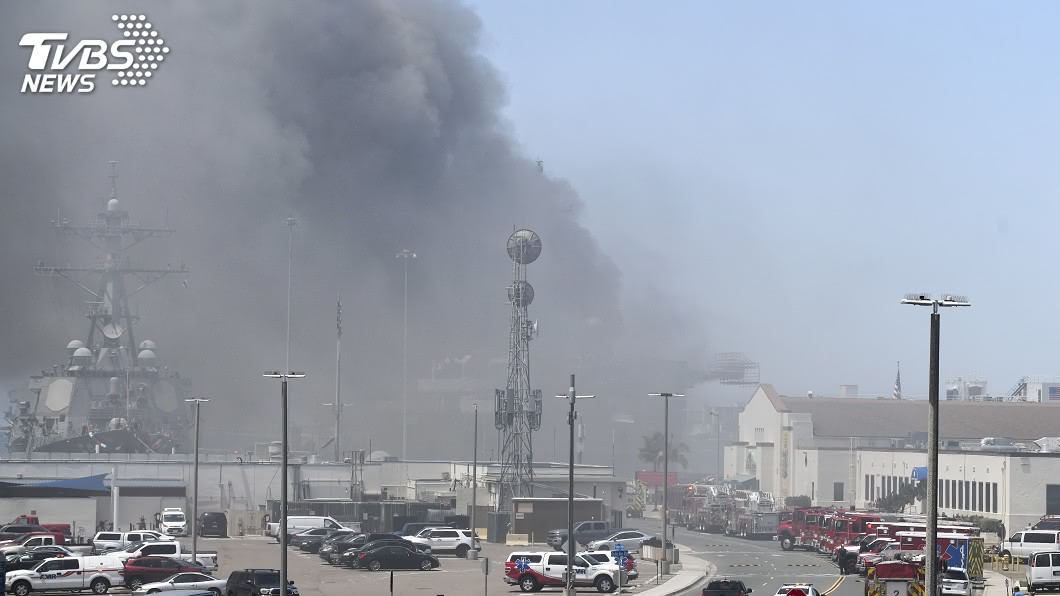 美軍兩棲攻擊艦爆炸起火 火光濃煙密布至少21傷