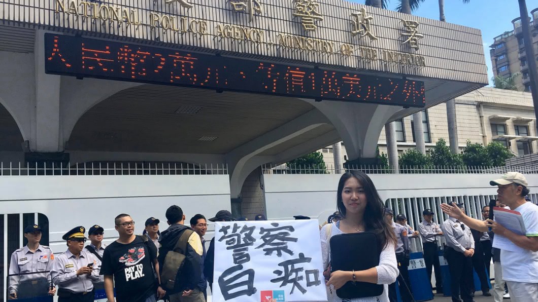 對蔣公靈柩潑漆、罵國軍垃圾 她舉牌嗆「警察白痴」無罪