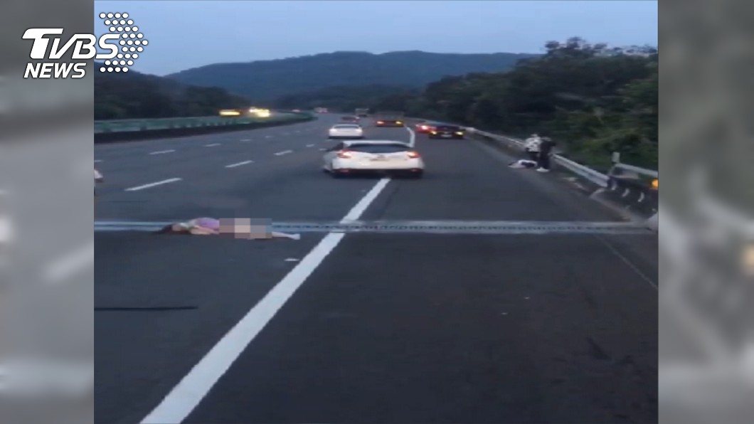 車上一女當場遭噴飛,倒臥國道。(圖/TVBS)