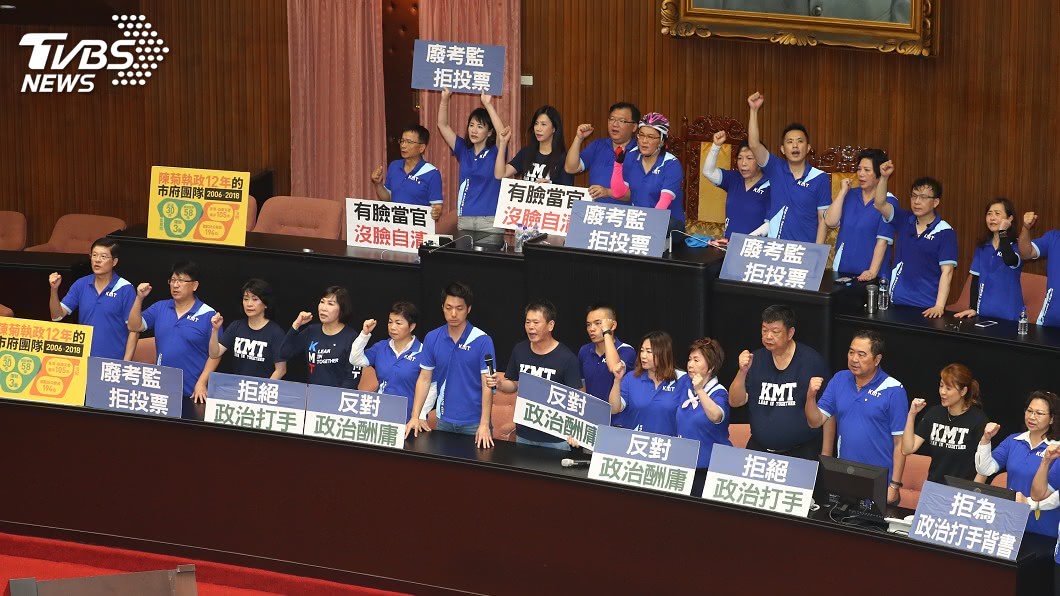 國民黨徹夜占議場主席台 立院議事持續空轉
