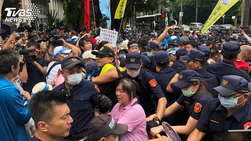 立院外陳抗反對陳菊 群眾與警方爆發推擠衝突