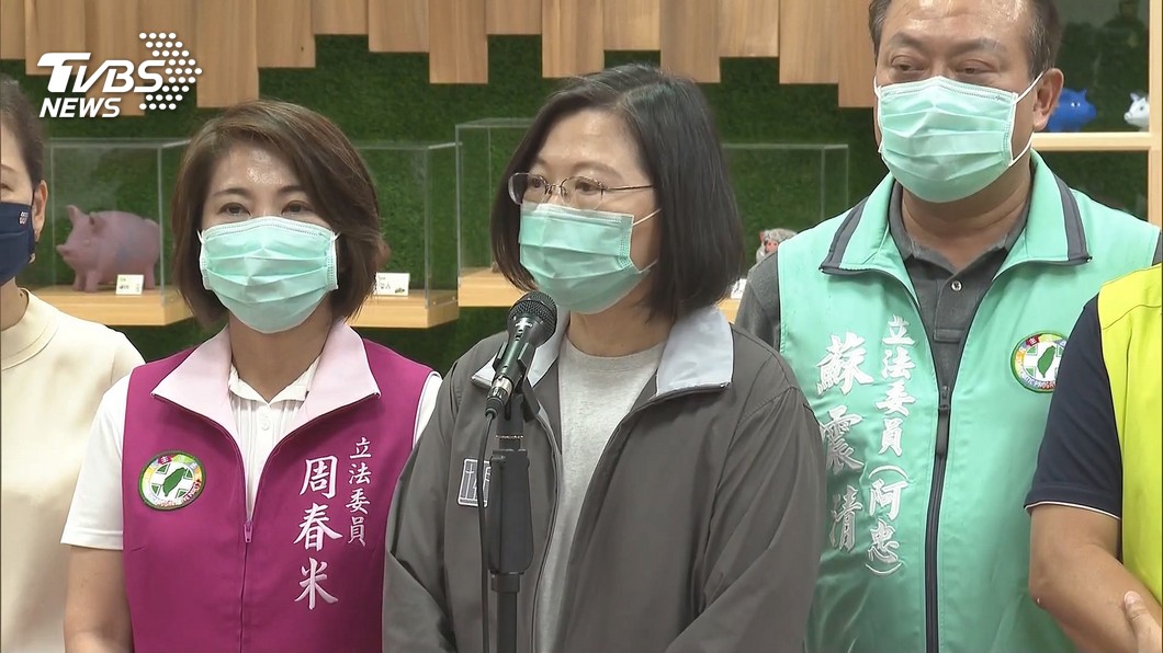 警圍人牆擋藍委! 陳菊抵立院等嘸備詢 (3)