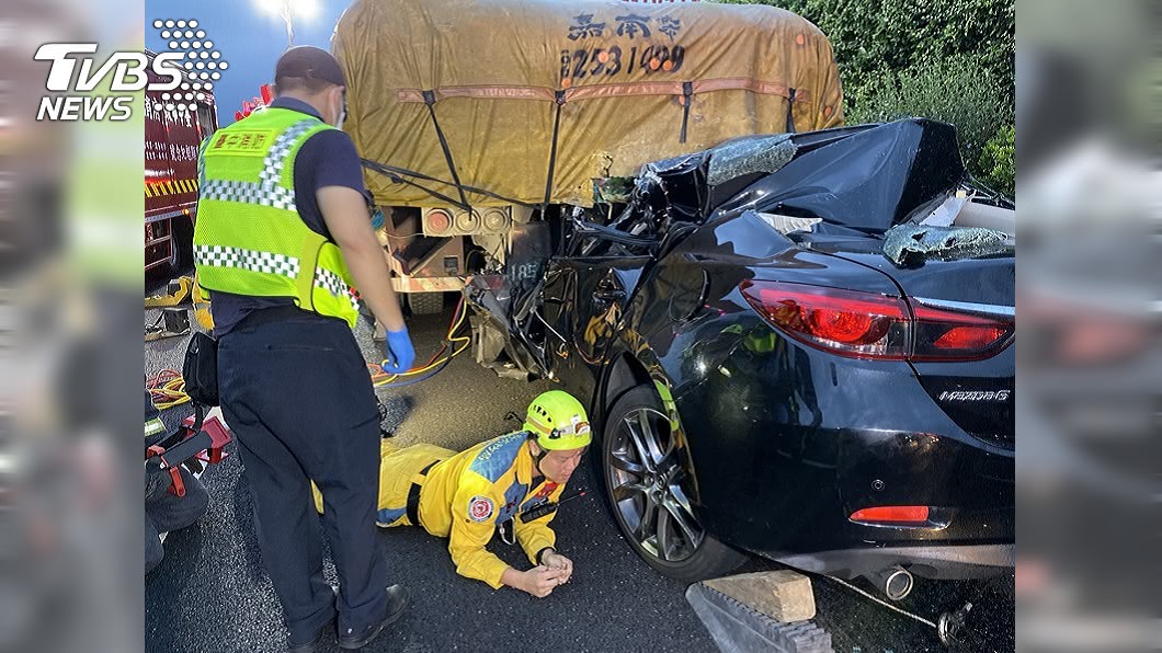國1死亡車禍！小客追撞「卡進」貨車　肢體變形不治