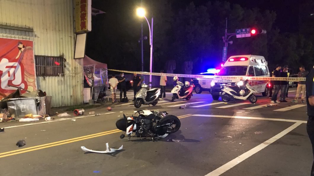 無照騎車疑闖紅燈撞警車 少年不治2警員受傷