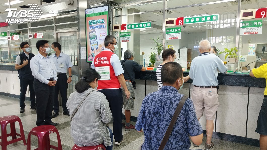 紙本振興三倍券開賣 林佳龍視察郵局領券狀況