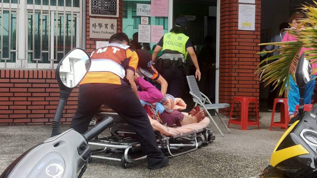 趕買三倍券 台南麻豆郵局婦女疑血糖過低倒地送醫