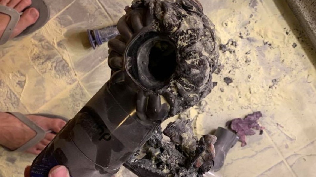 整幢找嘸滅火器!吸塵器突爆炸 網紅控公宅漏洞