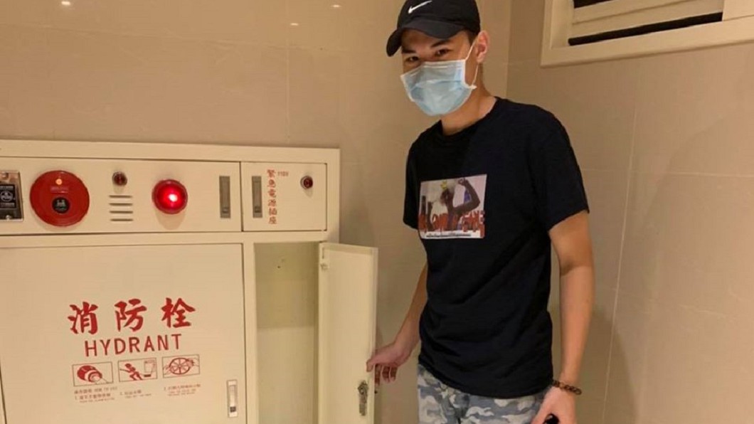 聖結石打開消防栓箱,裡面卻沒有滅火器。(圖/翻攝自聖結石臉書)