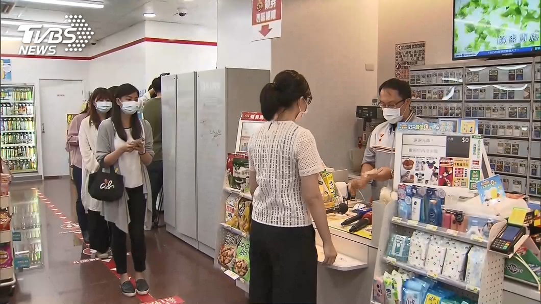 奧婦要求拆封、攤開帳單遭拒 菜鳥店員「超狂」被讚翻