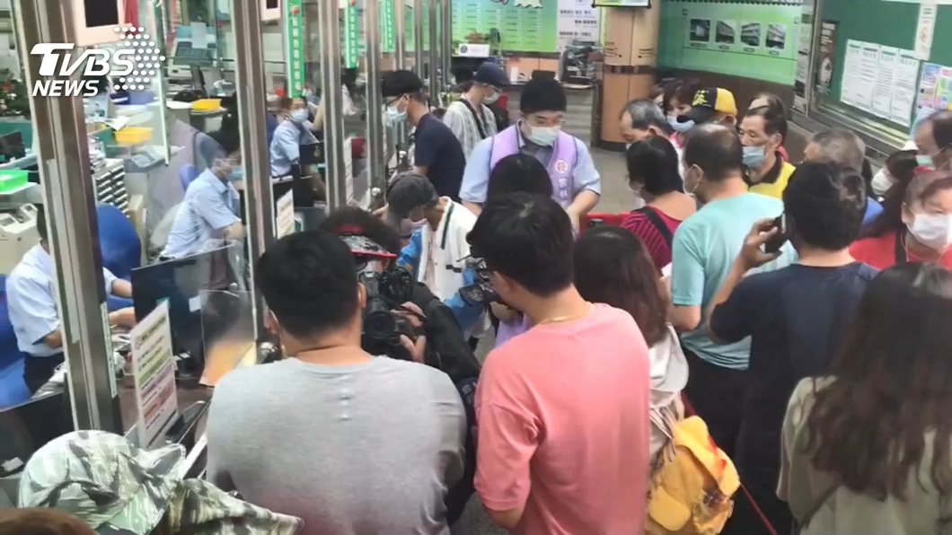 隔天就要退休 郵局老員工為三倍券犧牲休假