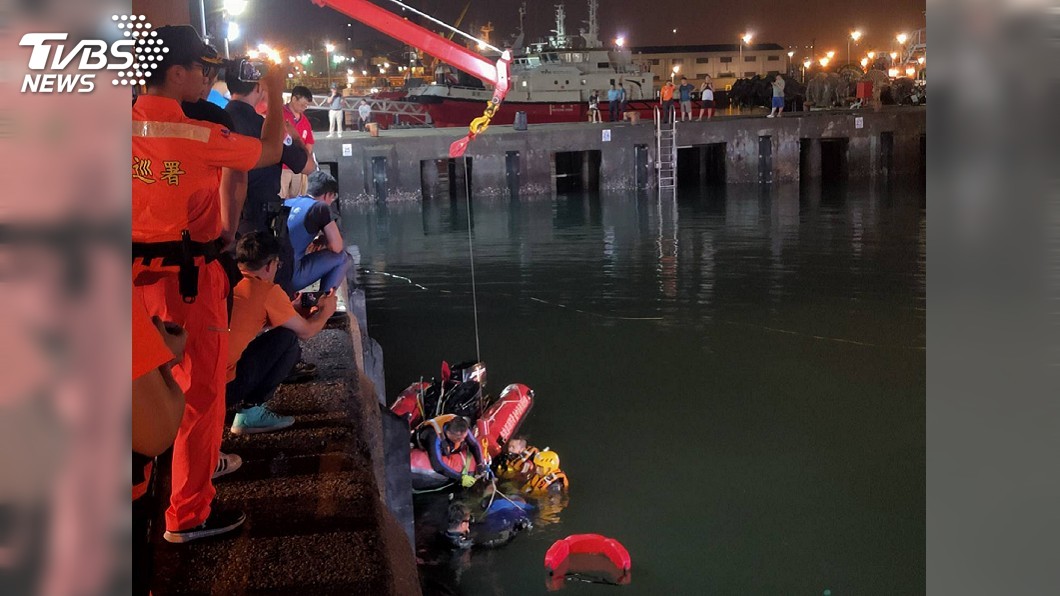 疑大雨視線不良 計程車載船員台中港墜海4死