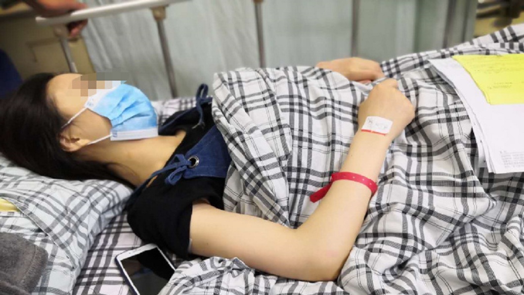 業績差被懲罰吃「死神辣條」 女暈倒送醫遭解雇