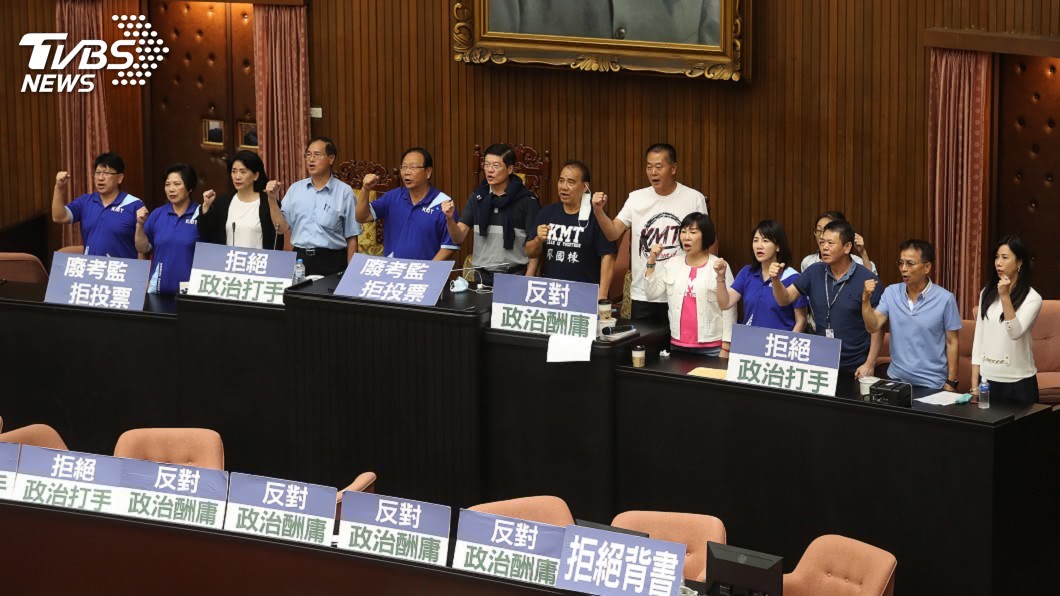 憂綠突襲清場　藍取消記者會全力守議場