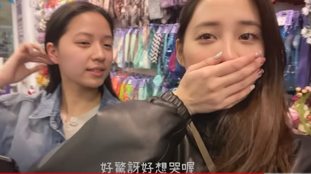歐陽妮妮看到妹妹穿耳洞,感動地想哭。(圖/翻攝自YouTube)