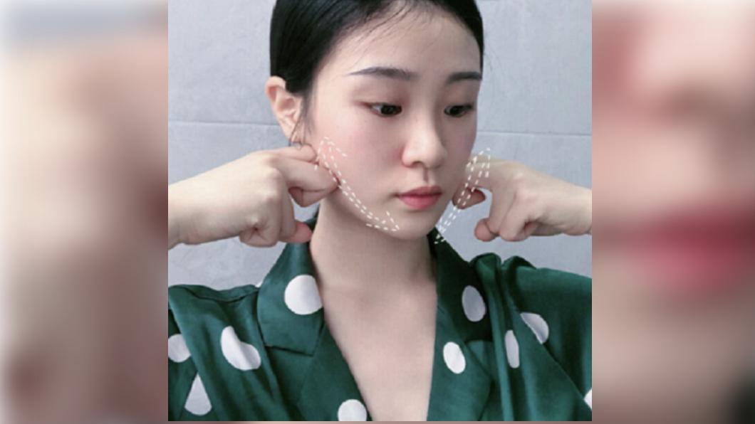 網紅教大家如何輕鬆瘦臉。（圖／翻攝自甜甜冲鸭小紅書）