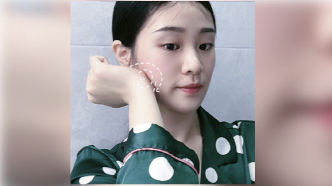 網紅教大家如何輕鬆瘦臉。（圖／翻攝自甜甜冲鸭小紅書）